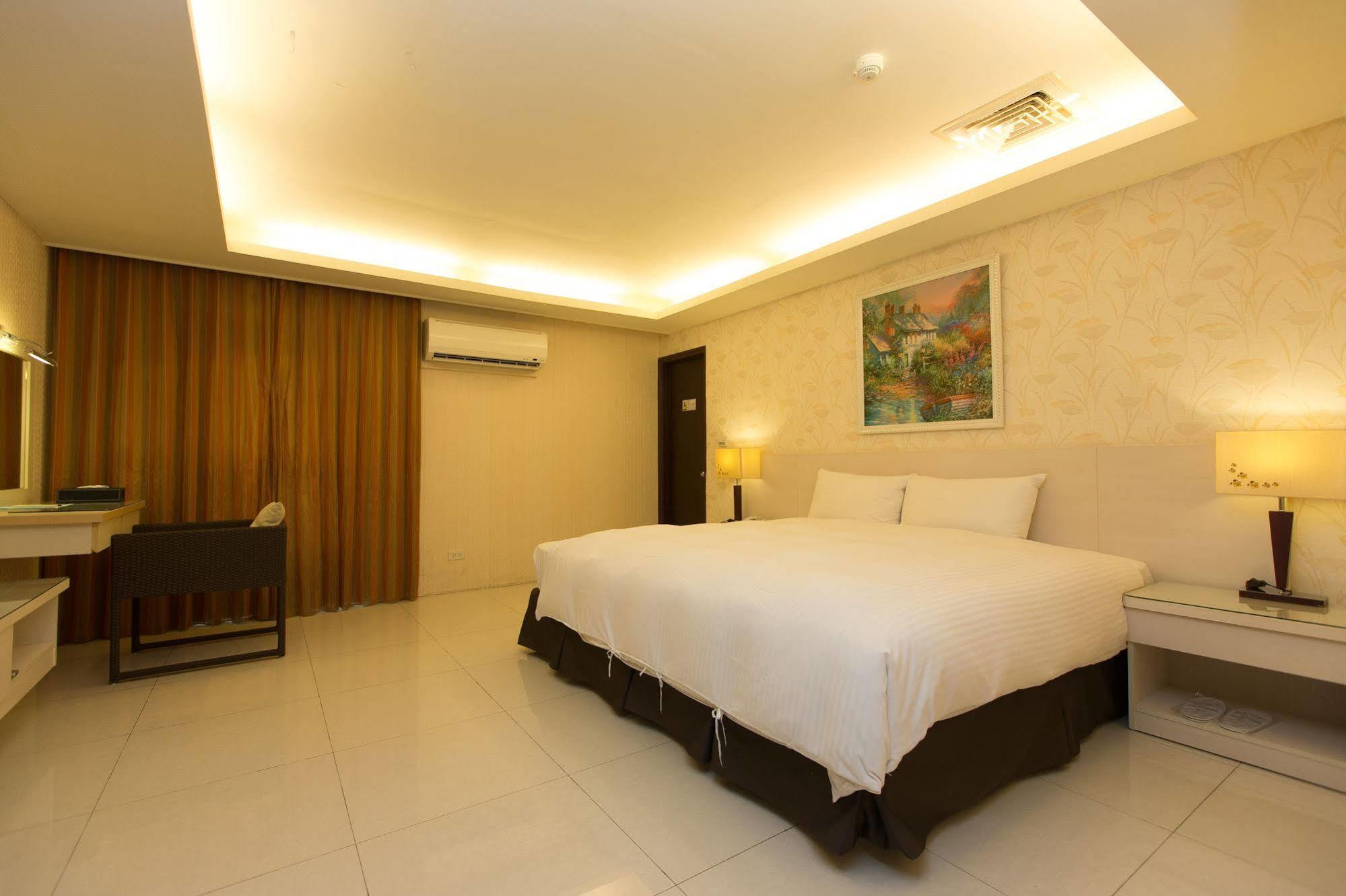 F Hotel - Sanyi Luaran gambar